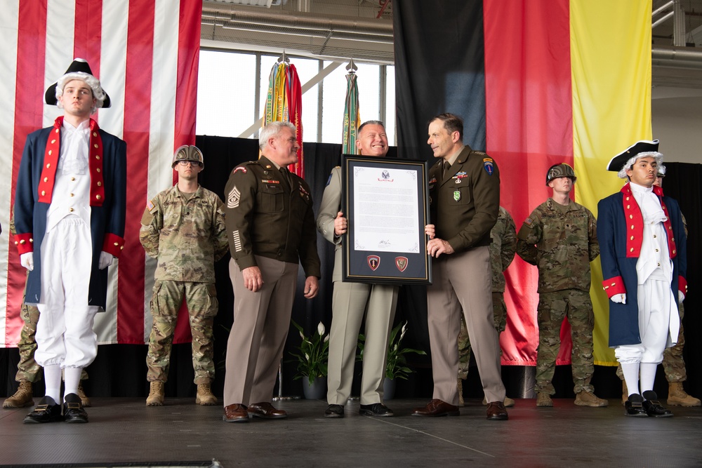 USAREUR-AF GEN Donahue and CSM Inman Present “Heroes of Two Nations” Award to French Officer