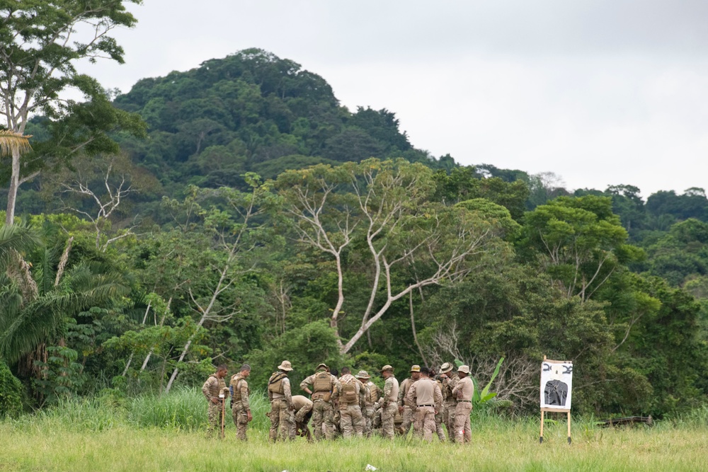 U.S. Marines train with Panamanian Security Forces