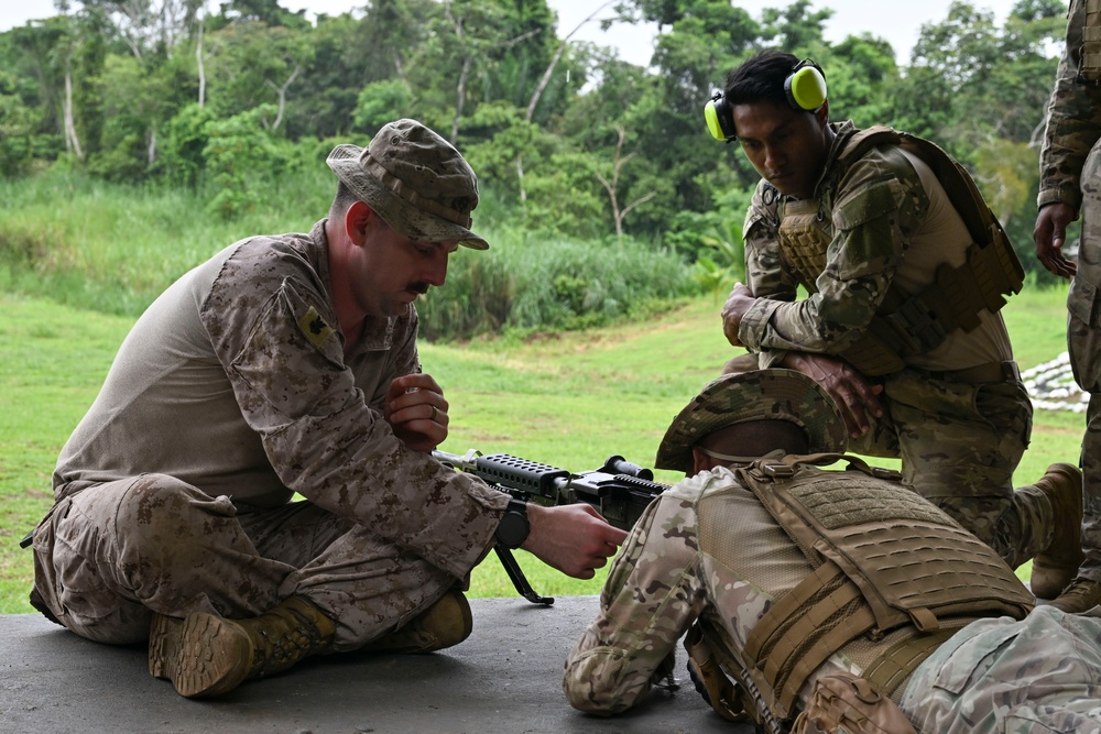 U.S. Marines train with Panamanian Security Forces