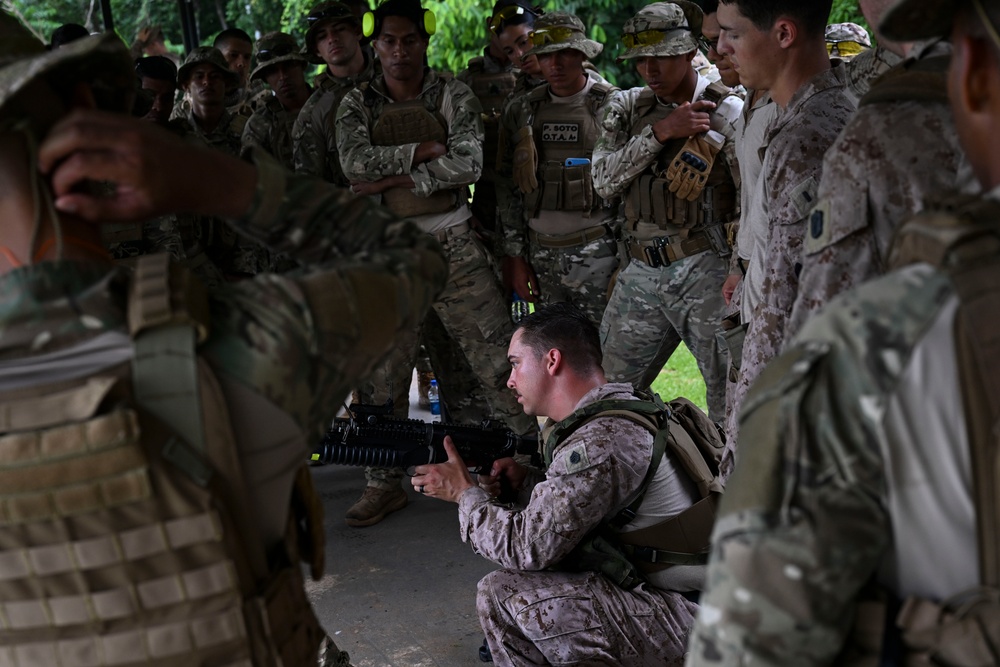 U.S. Marines train with Panamanian Security Forces