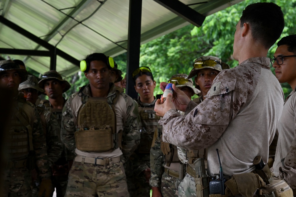 U.S. Marines train with Panamanian Security Forces