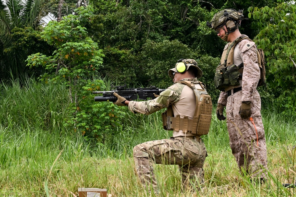 U.S. Marines train with Panamanian Security Forces