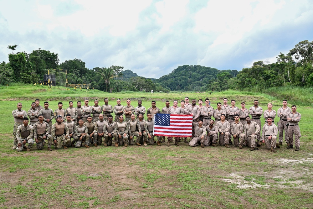 U.S. Marines train with Panamanian Security Forces