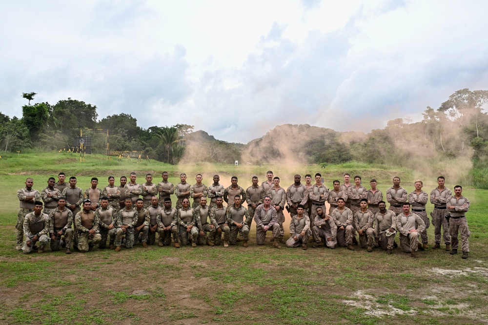 U.S. Marines train with Panamanian Security Forces
