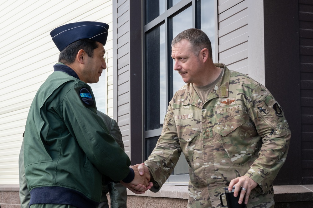JASDF E-767 leader greets 962nd AACS leadership