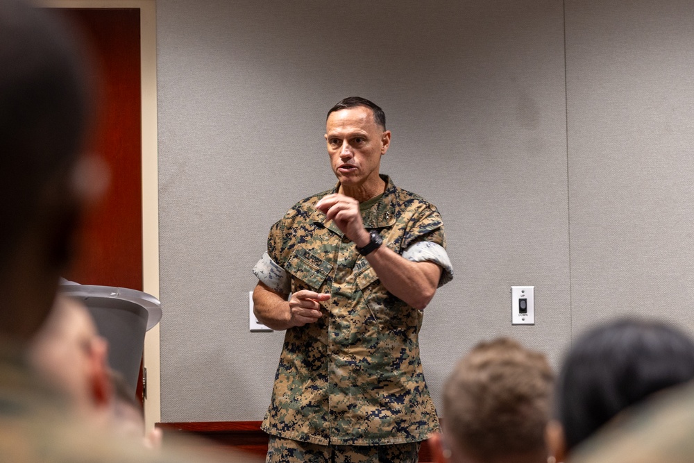 Marine Corps Installations Pacific Commanding General visits Marine Corps Combat Service Support Schools