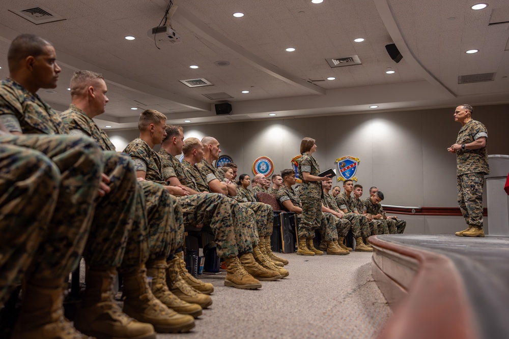 Marine Corps Installations Pacific Commanding General visits Marine Corps Combat Service Support Schools