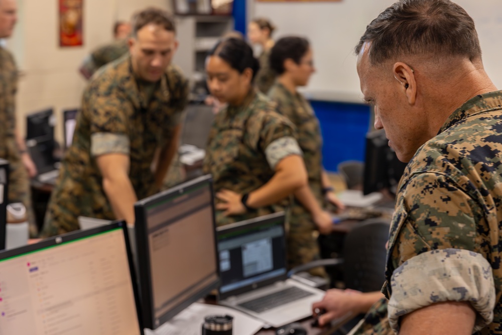 Marine Corps Installations Pacific Commanding General visits Marine Corps Combat Service Support Schools