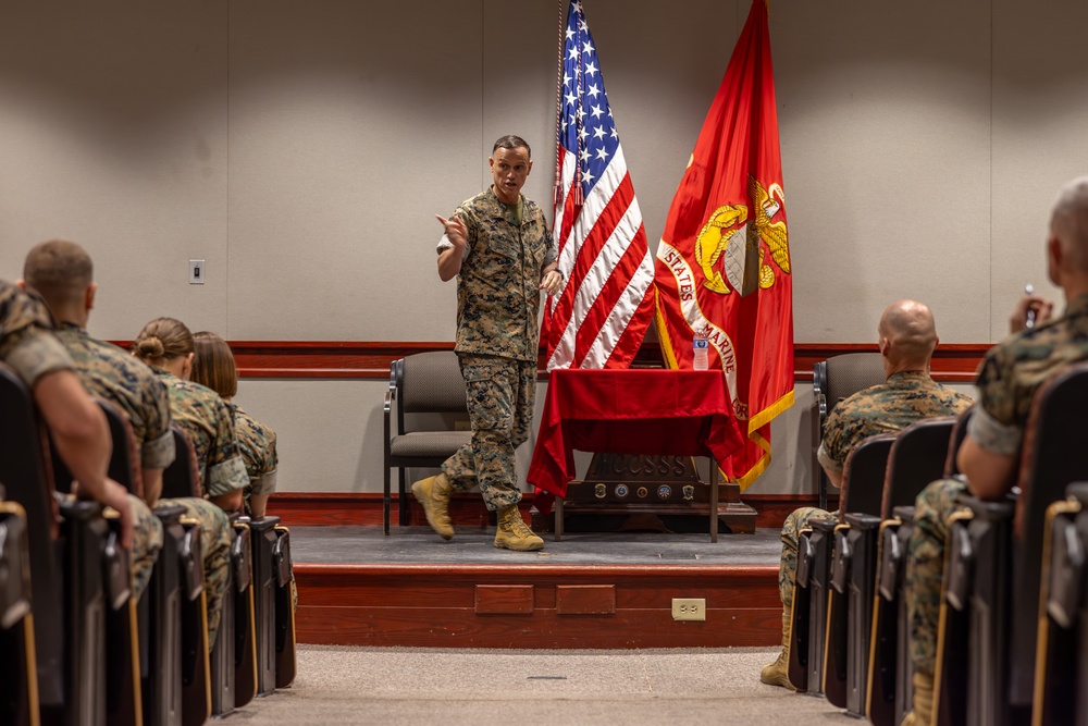 Marine Corps Installations Pacific Commanding General visits Marine Corps Combat Service Support Schools