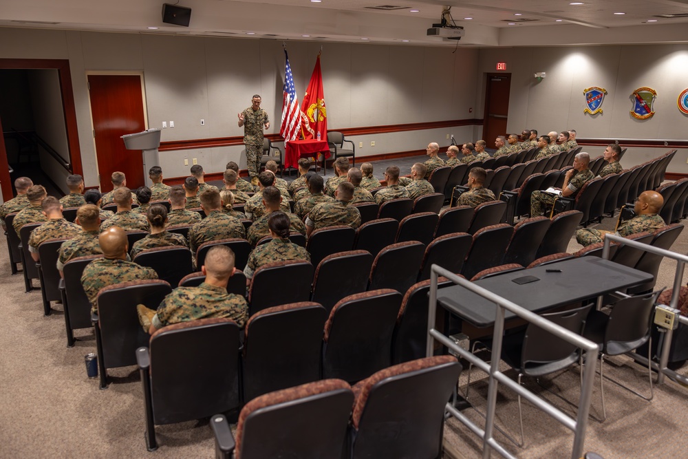 Marine Corps Installations Pacific Commanding General visits Marine Corps Combat Service Support Schools