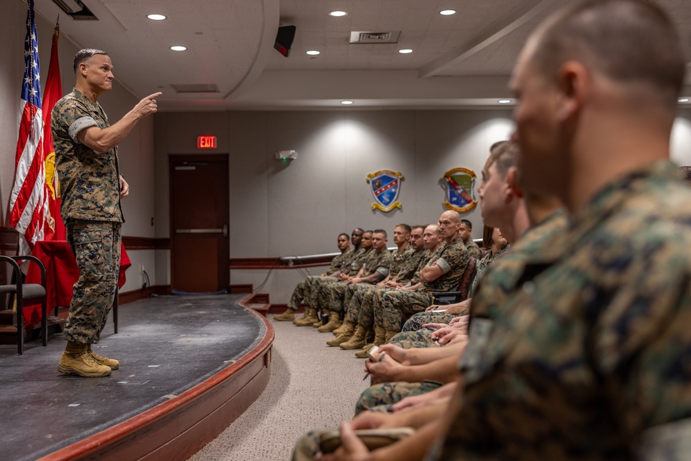 Marine Corps Installations Pacific Commanding General visits Marine Corps Combat Service Support Schools
