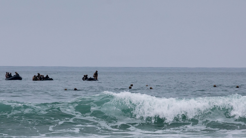 U.S. Marines, Indonesian Korps Marinir perform amphibious landing