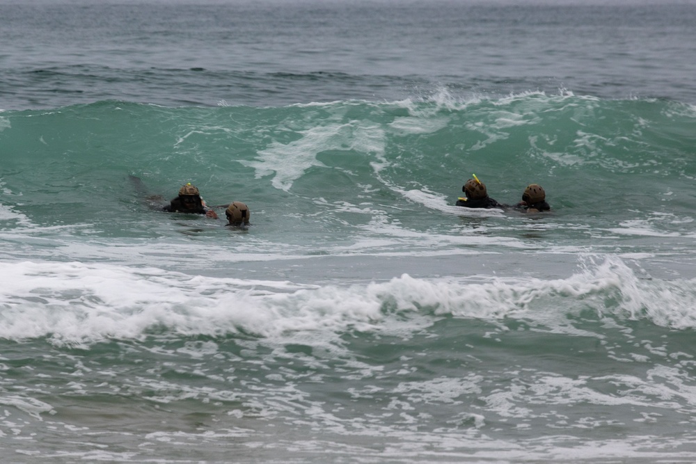 U.S. Marines, Indonesian Korps Marinir perform amphibious landing