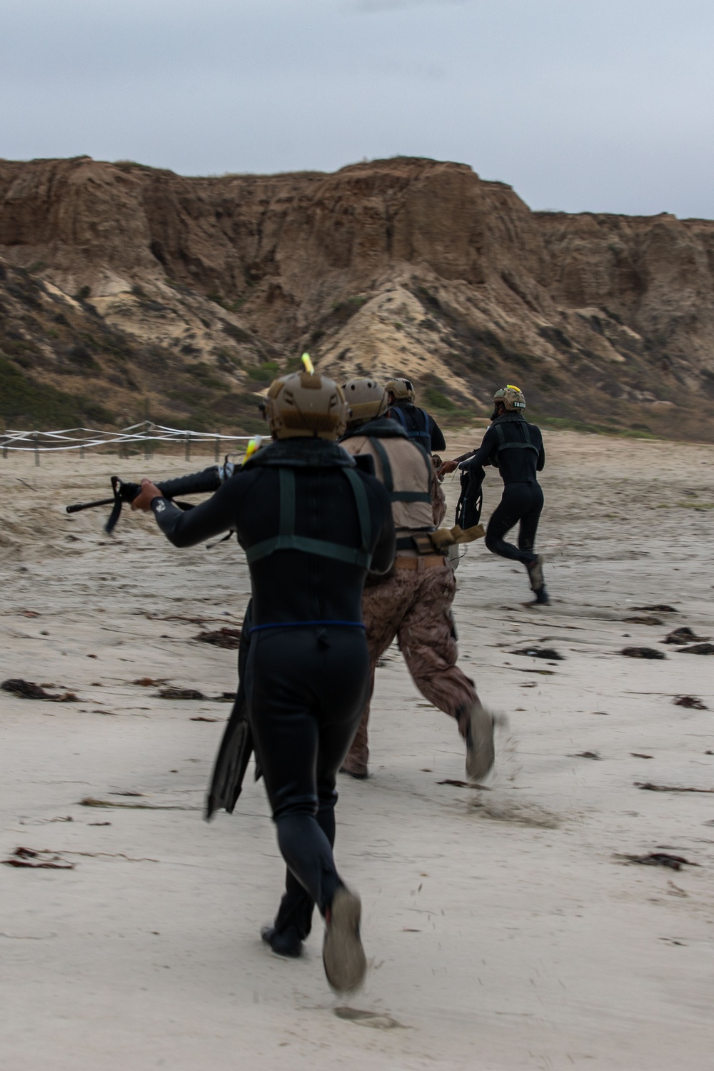 U.S. Marines, Indonesian Korps Marinir perform amphibious landing