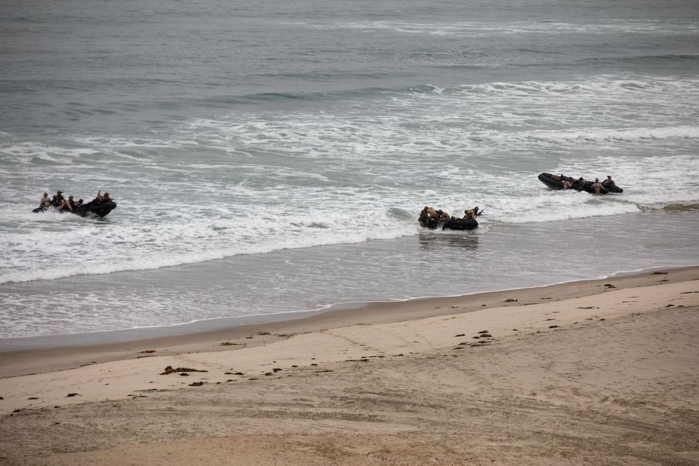 U.S. Marines, Indonesian Korps Marinir perform amphibious landing