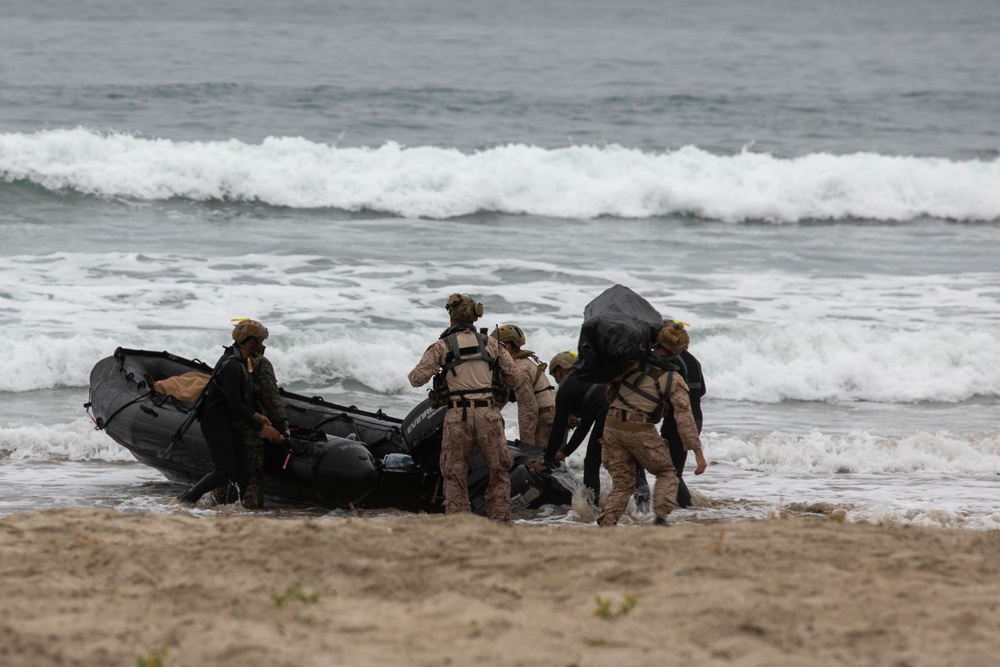 U.S. Marines, Indonesian Korps Marinir perform amphibious landing