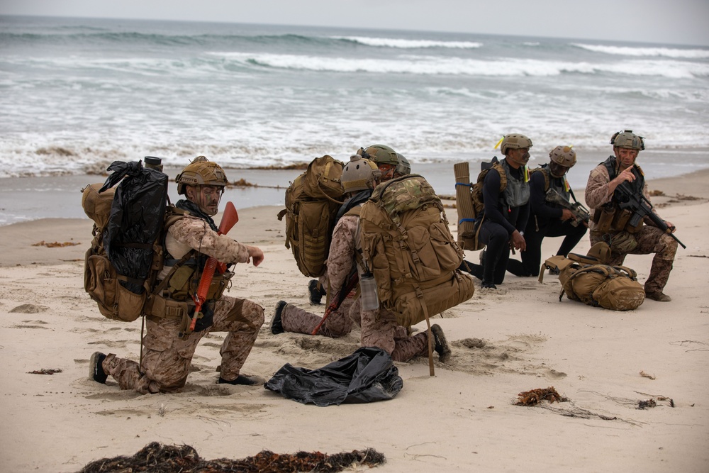 U.S. Marines, Indonesian Korps Marinir perform amphibious landing