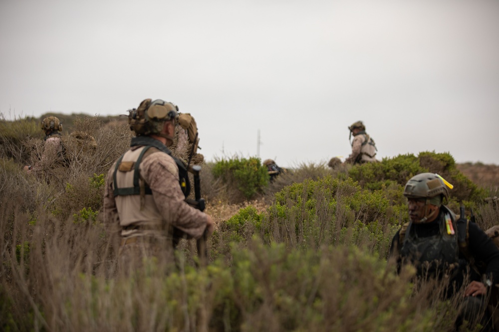U.S. Marines, Indonesian Korps Marinir perform amphibious landing