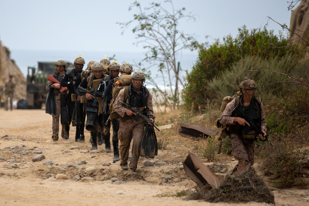 U.S. Marines, Indonesian Korps Marinir perform amphibious landing
