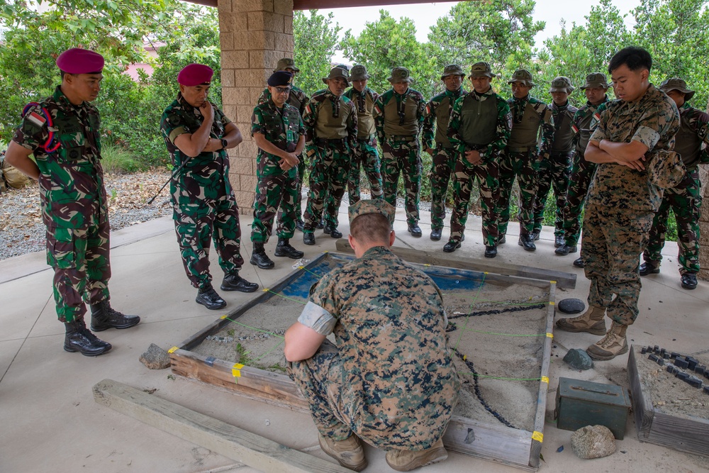 Commandant of the Indonesian Korps Marinir visits 1st Recon Bn. during mission planning