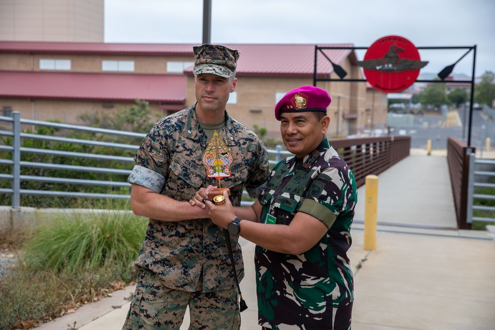 Commandant of the Indonesian Korps Marinir visits 1st Recon Bn. during mission planning