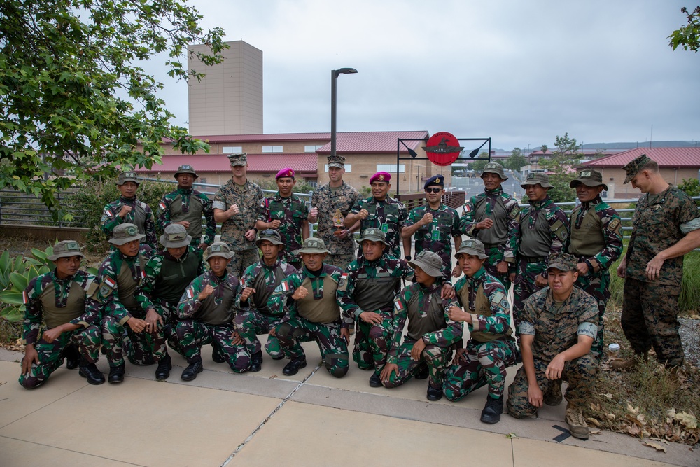 Commandant of the Indonesian Korps Marinir visits 1st Recon Bn. during mission planning