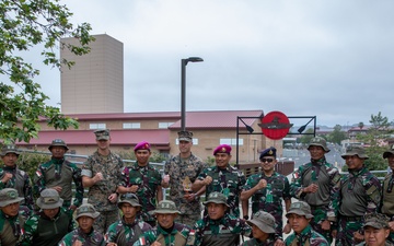 Commandant of the Indonesian Korps Marinir visits 1st Recon Bn. during mission planning