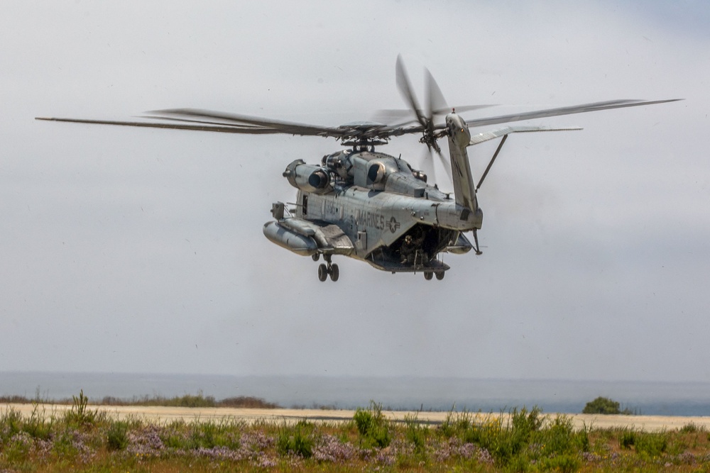 U.S. Marines, Indonesian Korps Marinir perform urbanized terrain raid