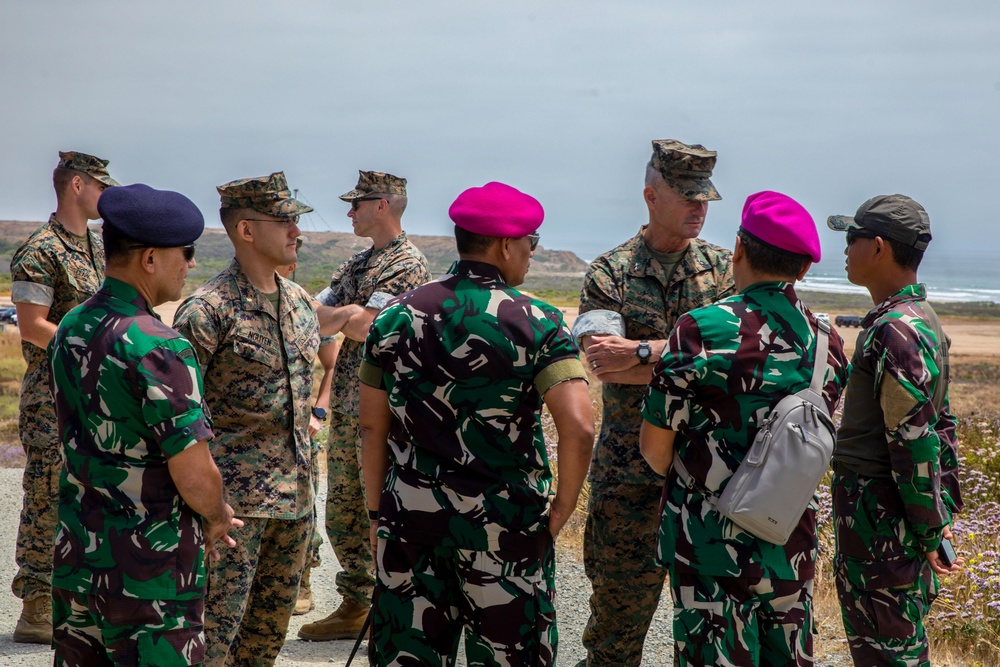 U.S. Marines, Indonesian Korps Marinir perform urbanized terrain raid