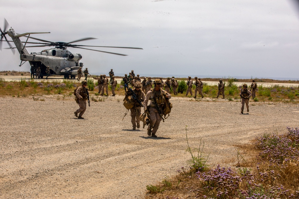 U.S. Marines, Indonesian Korps Marinir perform urbanized terrain raid