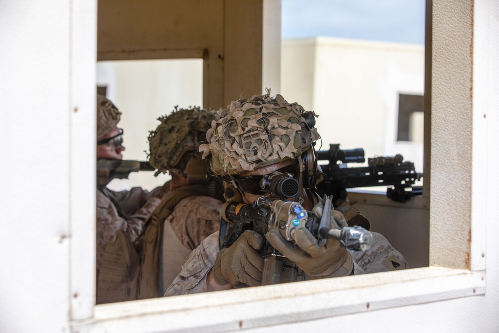 U.S. Marines, Indonesian Korps Marinir perform urbanized terrain raid