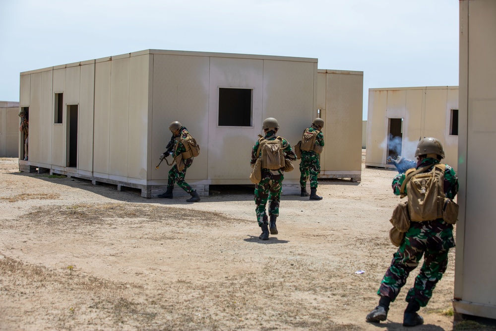 U.S. Marines, Indonesian Korps Marinir perform urbanized terrain raid