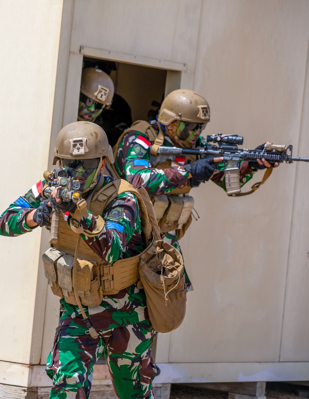 U.S. Marines, Indonesian Korps Marinir perform urbanized terrain raid