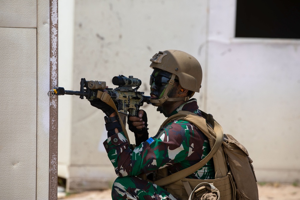U.S. Marines, Indonesian Korps Marinir perform urbanized terrain raid