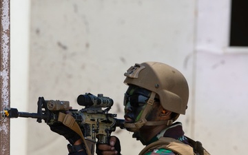 U.S. Marines, Indonesian Korps Marinir perform urbanized terrain raid