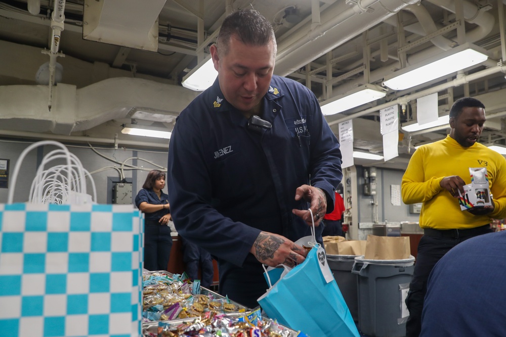 USS Tripoli’s Junior Enlisted Association Honors Tripoli Fathers With Customized Gift Bags