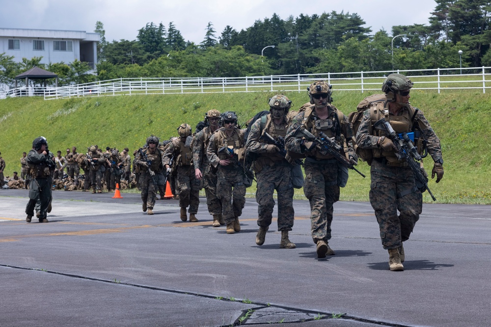 HMH-462 transports Marines during air assault exercise