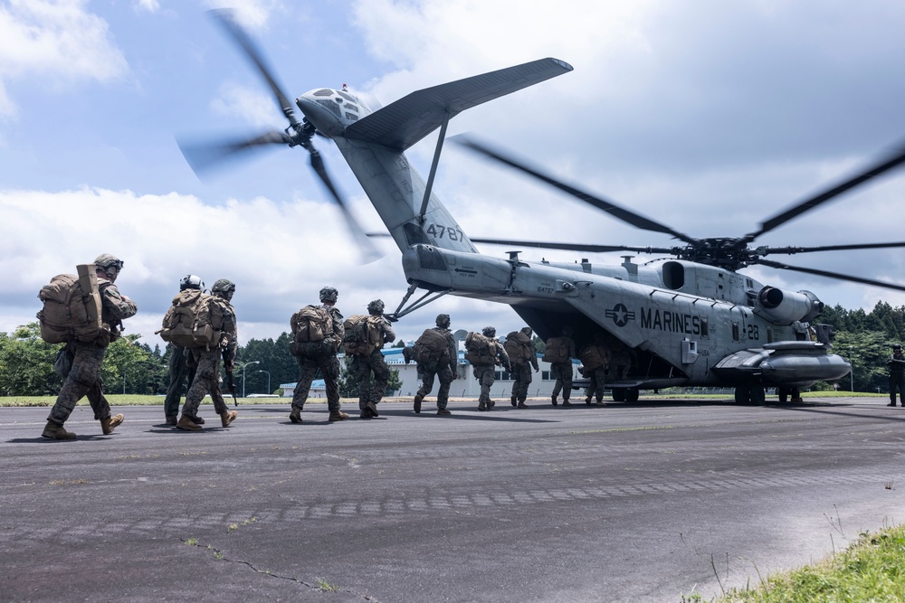 HMH-462 transports Marines during air assault exercise