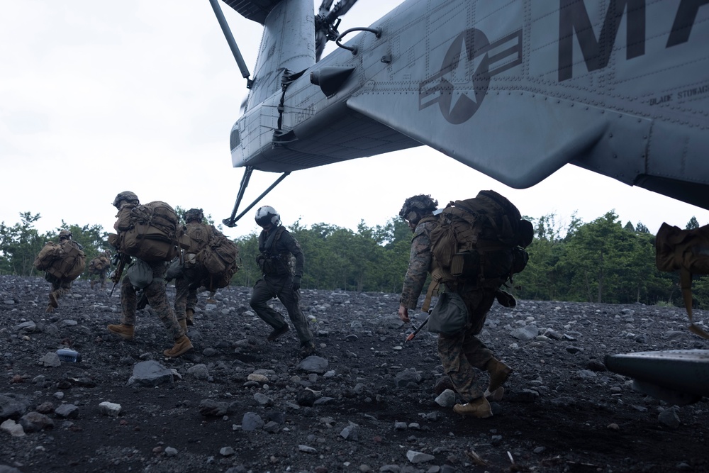 HMH-462 transports Marines during air assault exercise