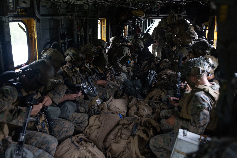 HMH-462 transports Marines during air assault exercise