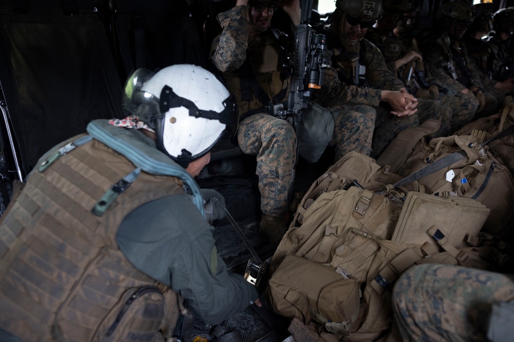 HMH-462 transports Marines during air assault exercise