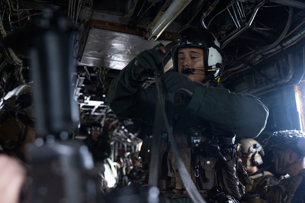 HMH-462 transports Marines during air assault exercise