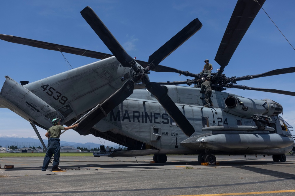 HMH-462 performs preventative maintenance