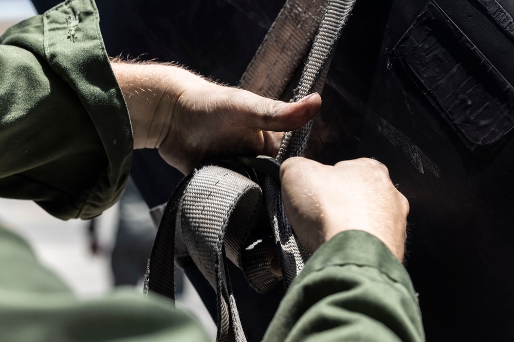 HMH-462 performs preventative maintenance