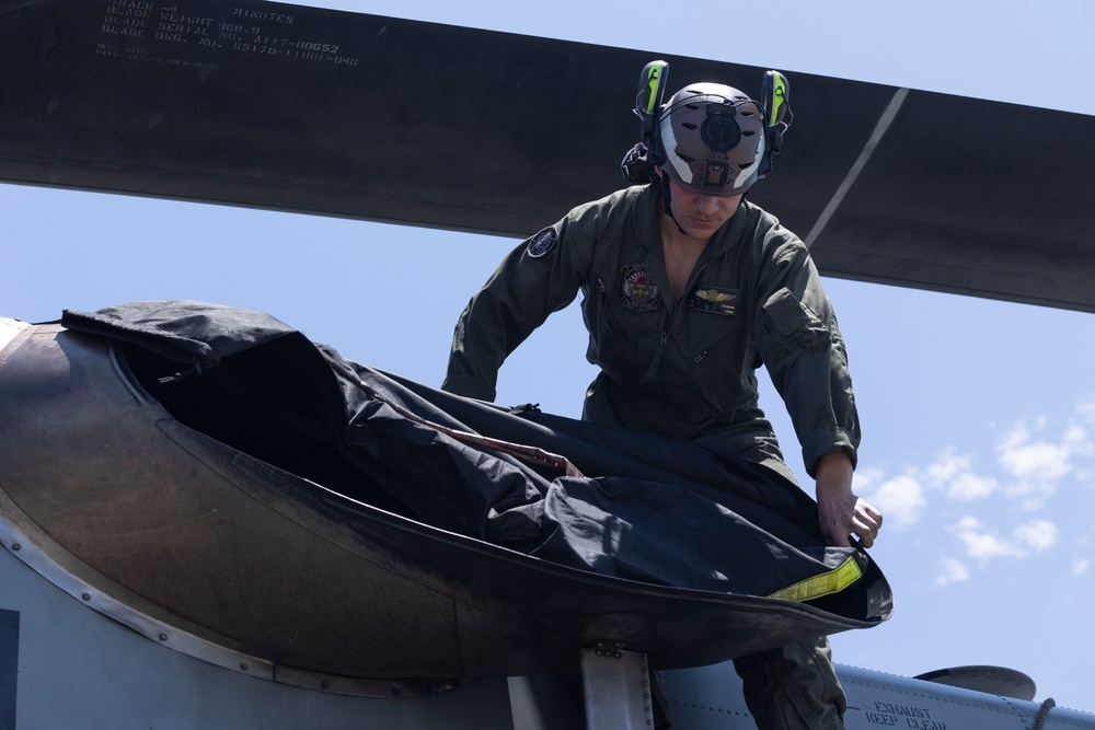HMH-462 performs preventative maintenance