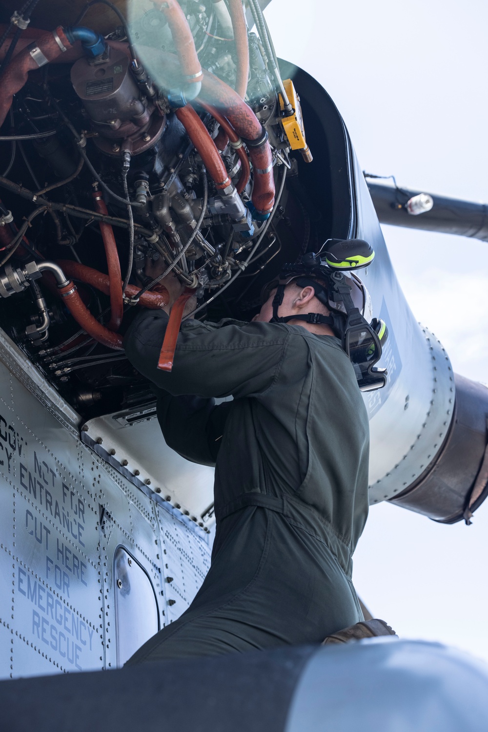 HMH-462 performs preventative maintenance