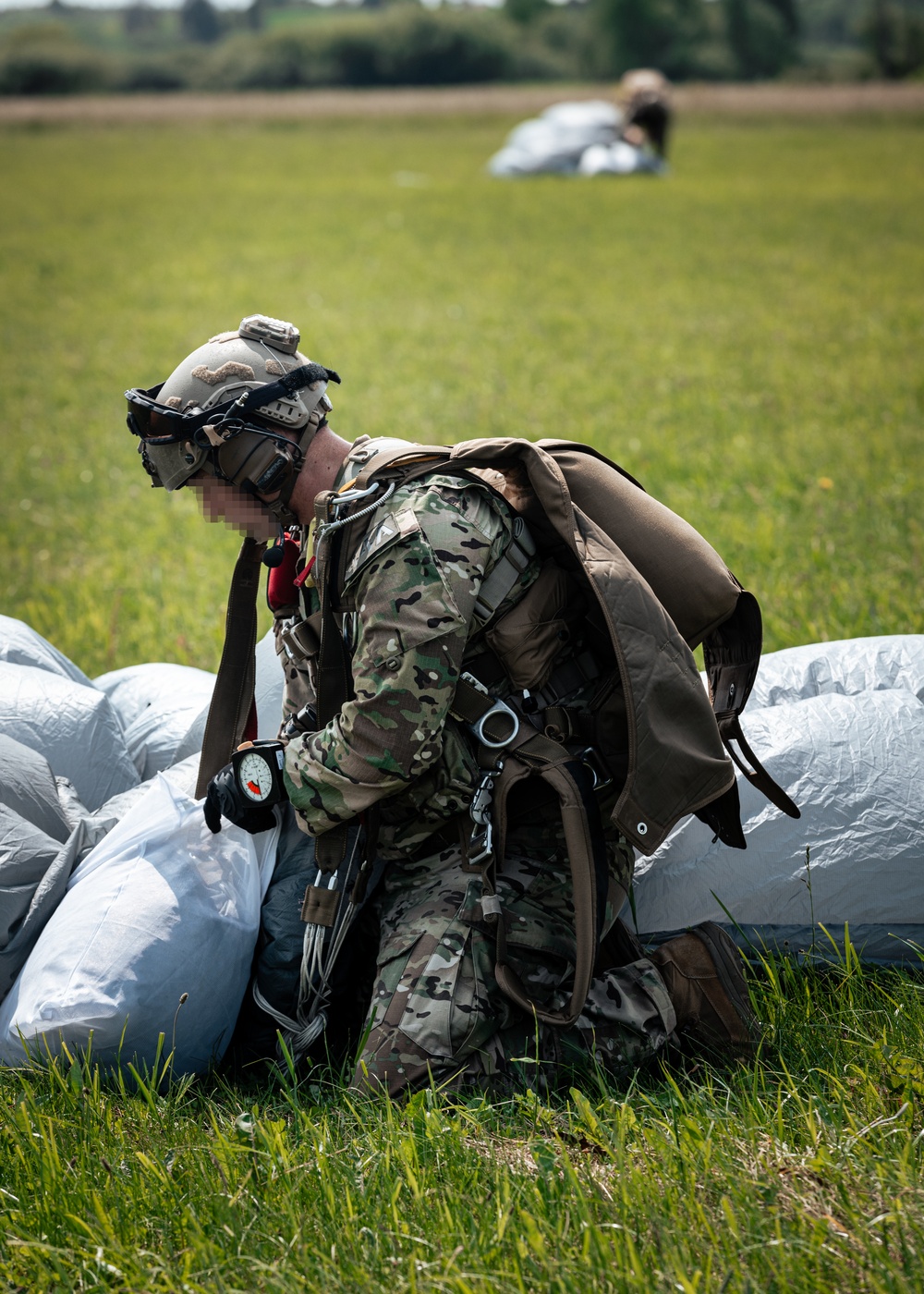 Green Berets, Latvian SOF conduct joint free fall training in Latvia
