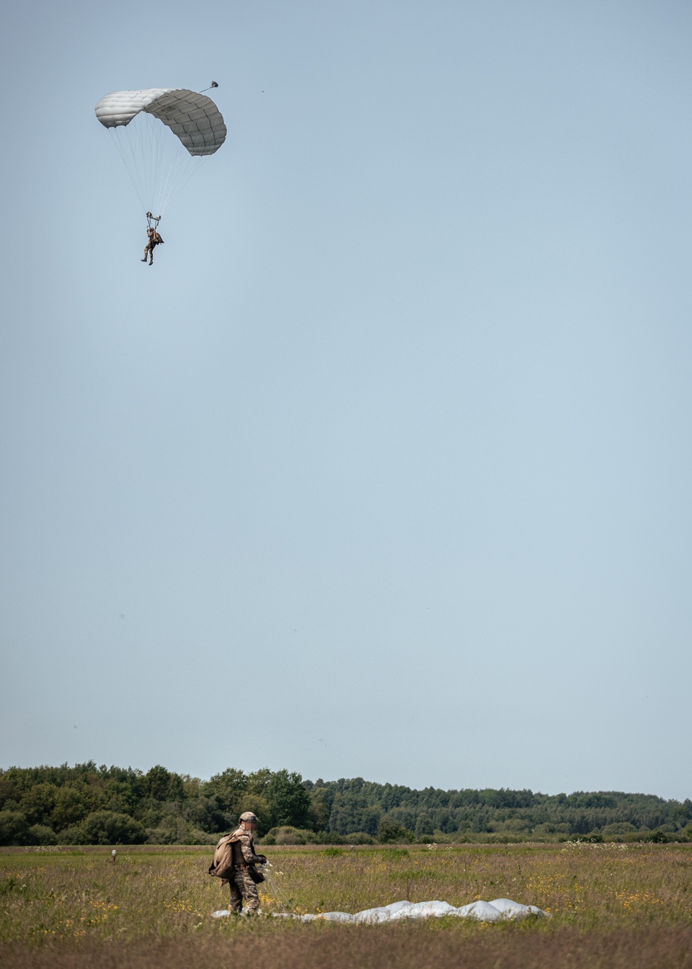 Green Berets, Latvian SOF conduct joint free fall training in Latvia