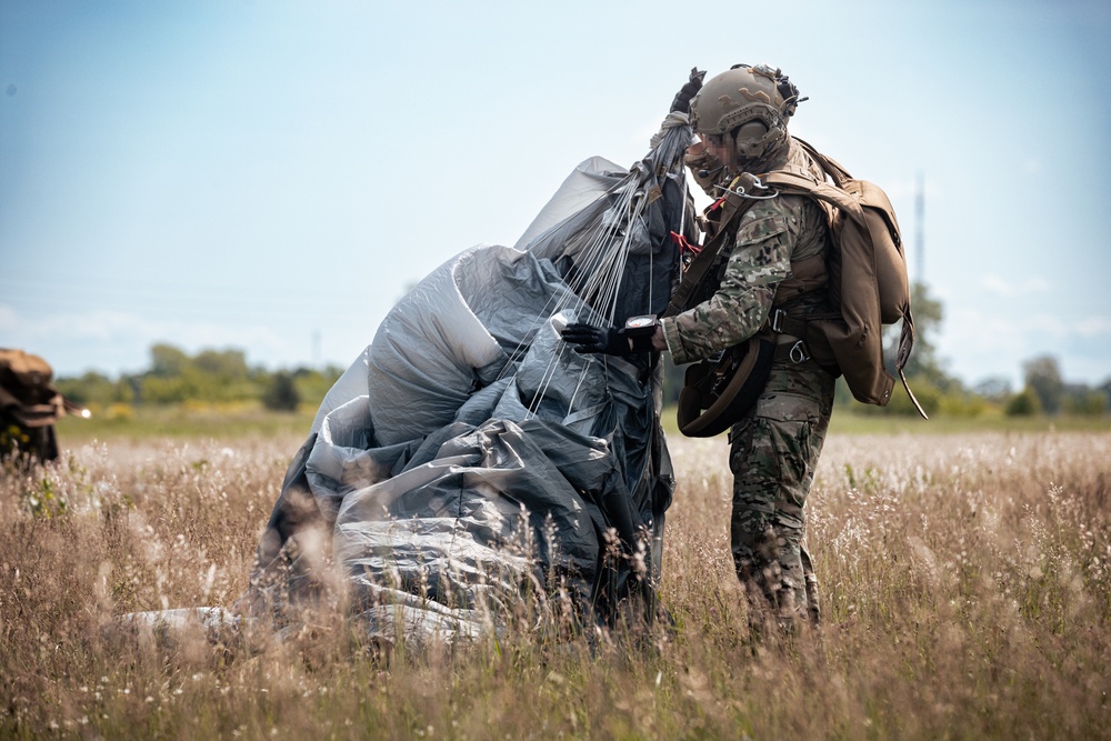 Green Berets, Latvian SOF conduct joint free fall training in Latvia