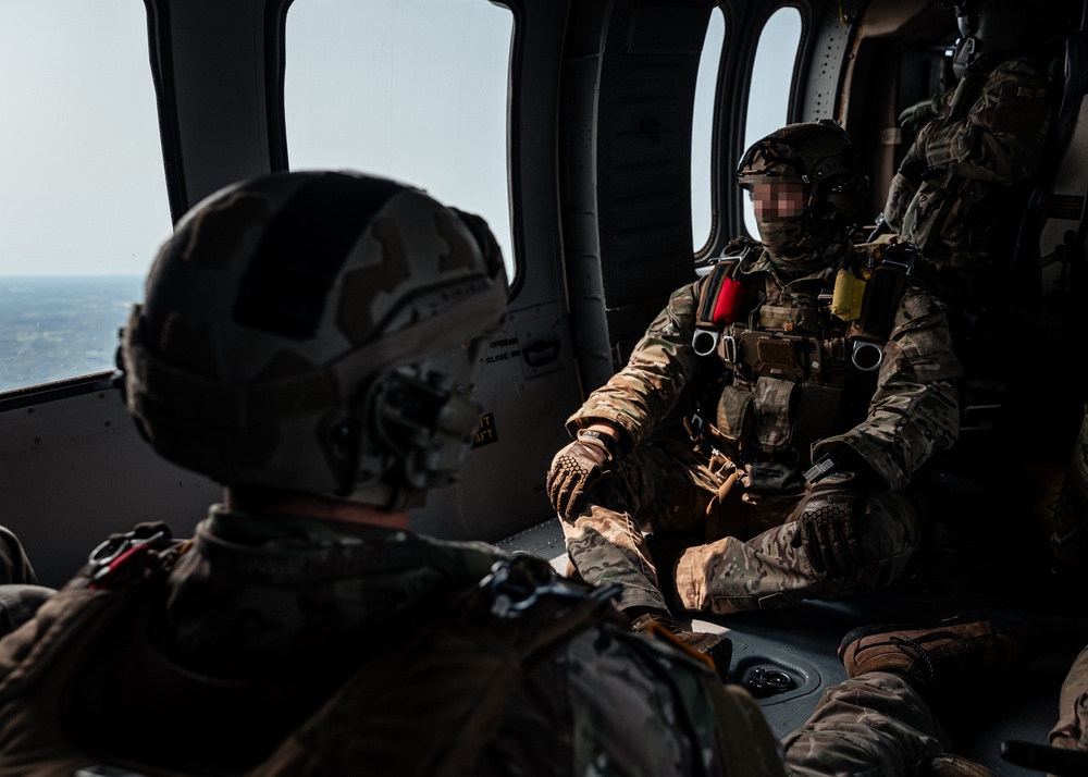 Green Berets, Latvian SOF conduct joint free fall training in Latvia